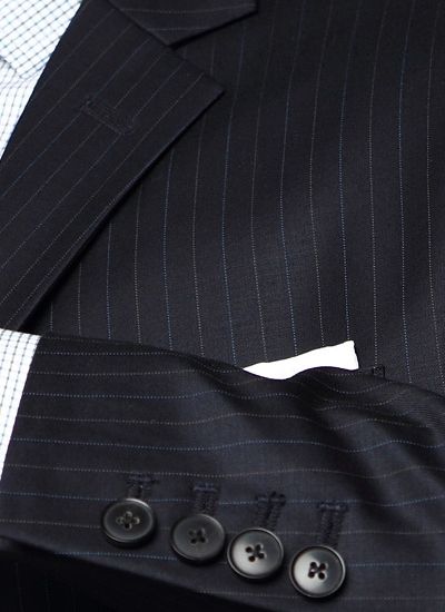男士深藏青色細(xì)條紋西服